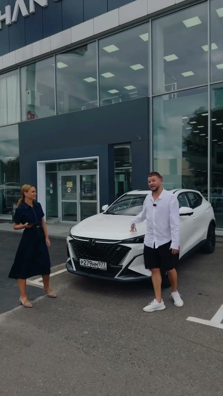 Евгений Моросников с ведущей во время прямого эфира Changan