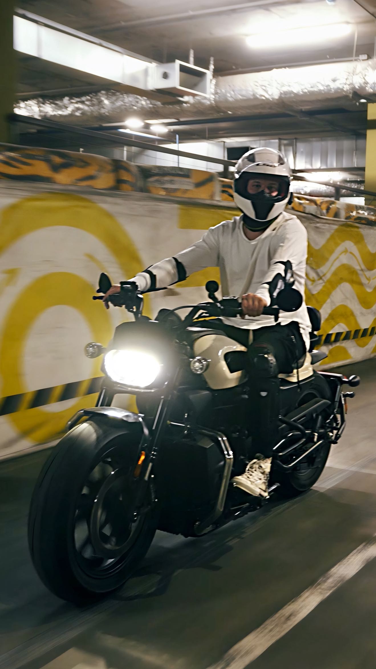 Евгений Моросников на занятии по вождению мотоцикла Harley-Davidson