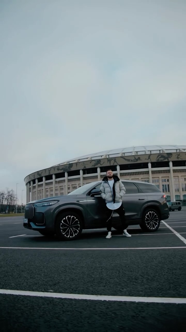 Евгений Моросников рядом с автомобилем JAECOO